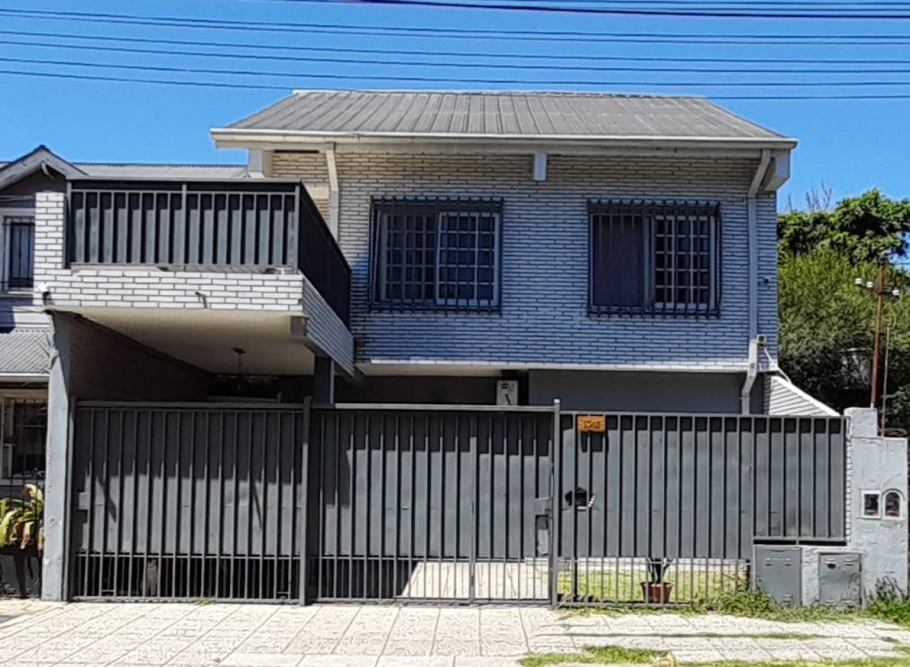 Casa con Departamento en Planta Alta - Moron