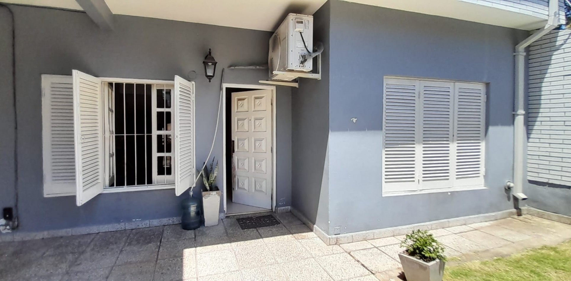 Casa con Departamento en Planta Alta - Moron
