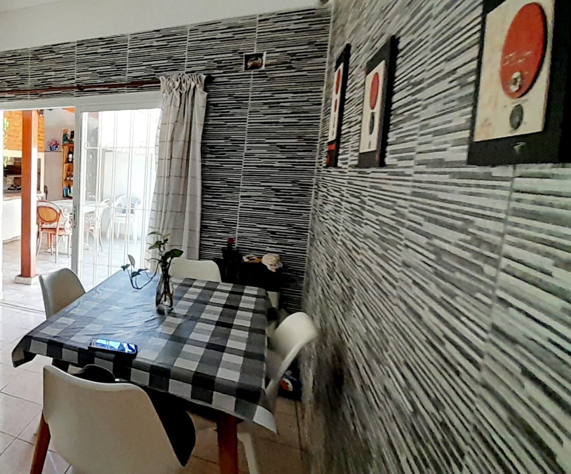 Casa con Departamento en Planta Alta - Moron