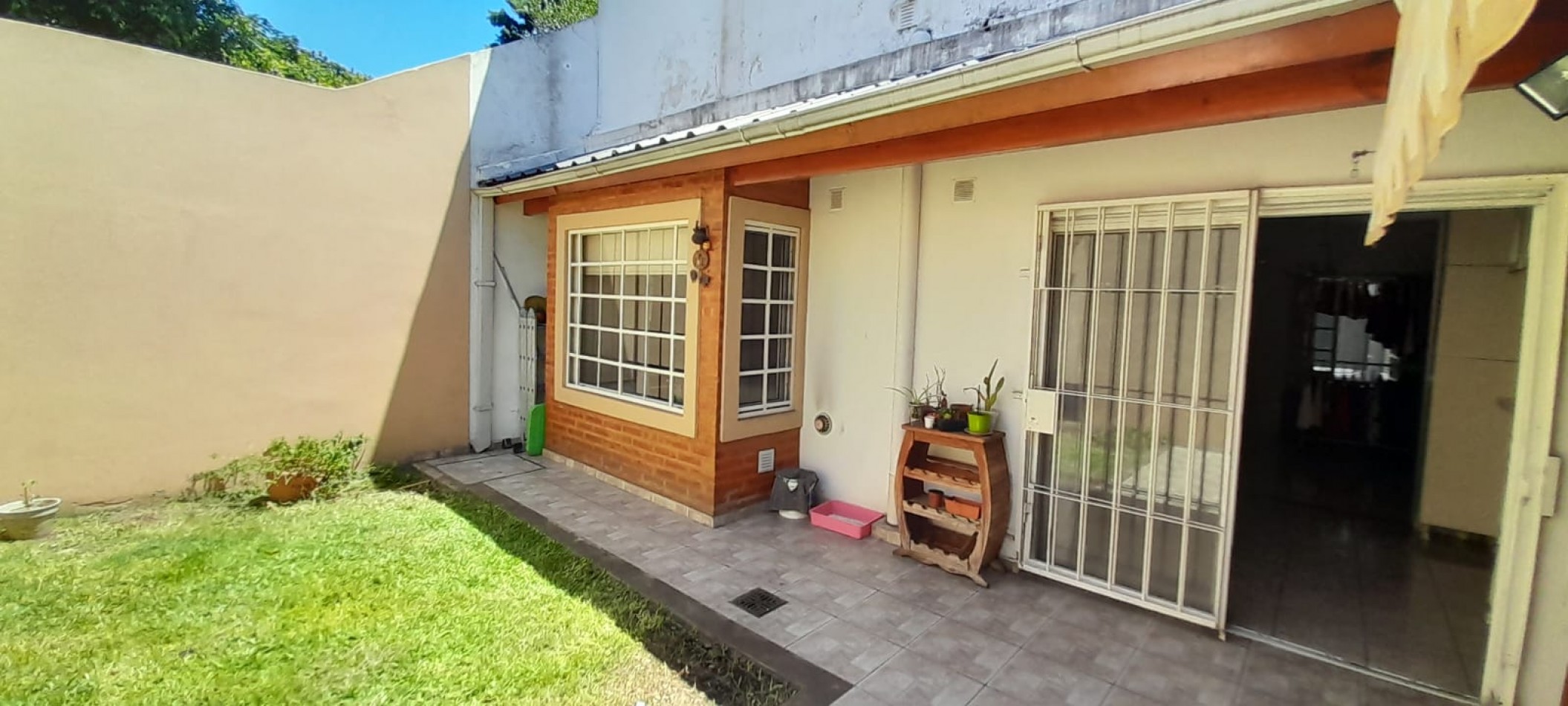 Casa con Departamento en Planta Alta - Moron