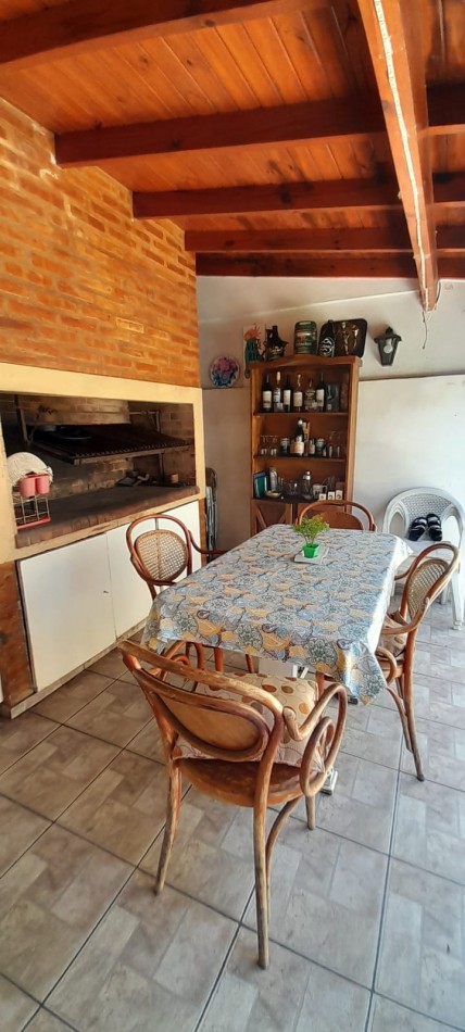 Casa con Departamento en Planta Alta - Moron