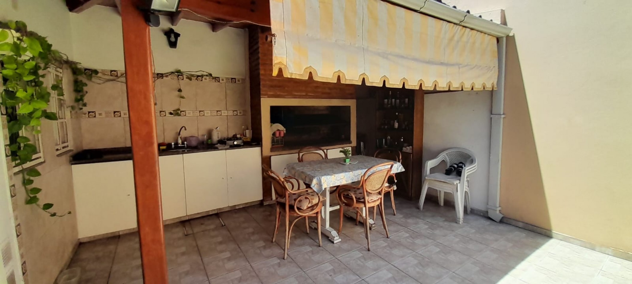 Casa con Departamento en Planta Alta - Moron