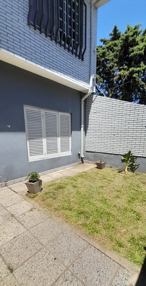 Casa con Departamento en Planta Alta - Moron