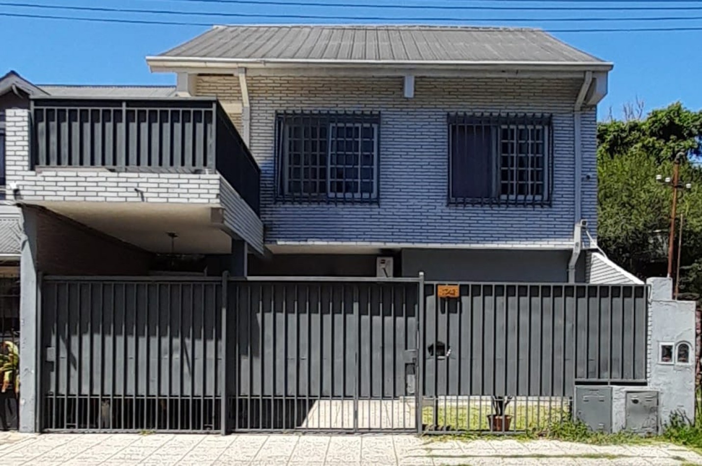 Casa con Departamento en Planta Alta - Moron