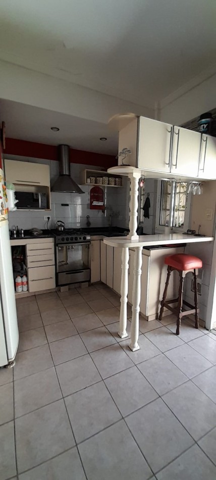 Casa con Departamento en Planta Alta - Moron