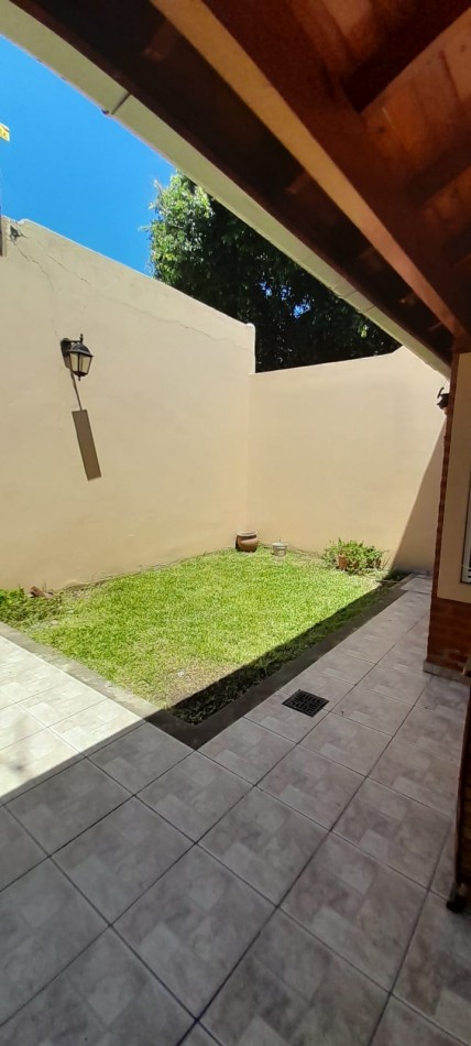 Casa con Departamento en Planta Alta - Moron