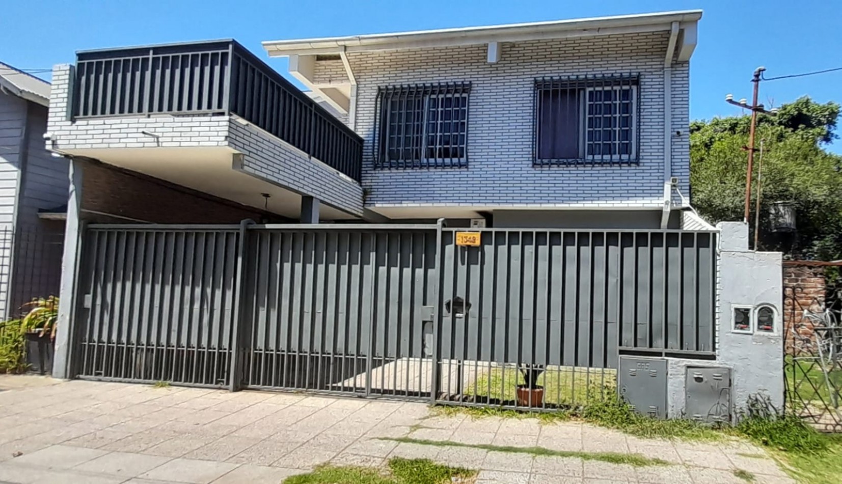 Casa con Departamento en Planta Alta - Moron