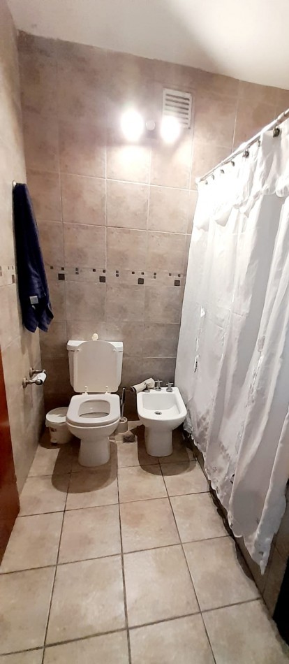 Casa con Departamento en Planta Alta - Moron