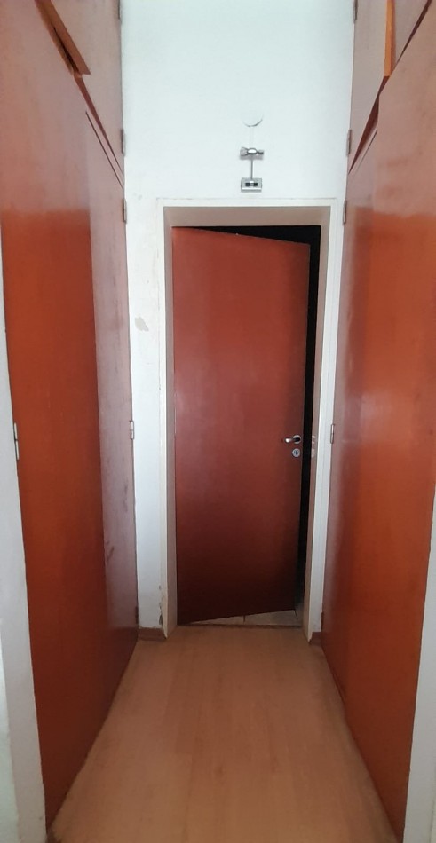 Casa con Departamento en Planta Alta - Moron