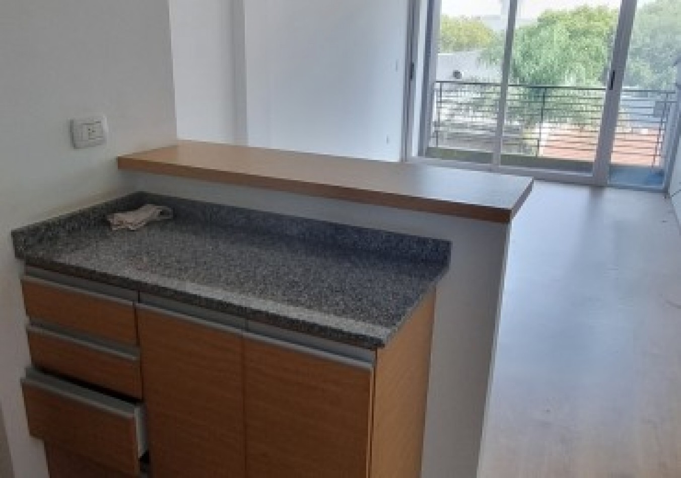 Departamento en alquiler de 2 amb. con cochera cubierta en Moron Sur