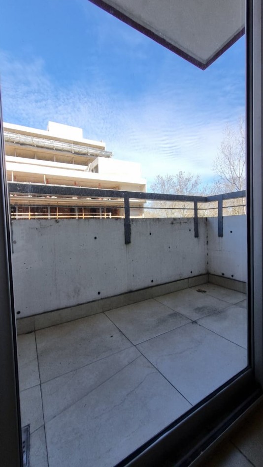 Departamento de 2 amb. con cochera cubierta en Moron Sur