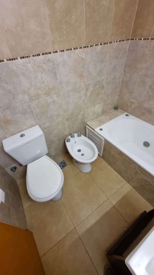 Departamento de 2 amb. con cochera cubierta en Moron Sur