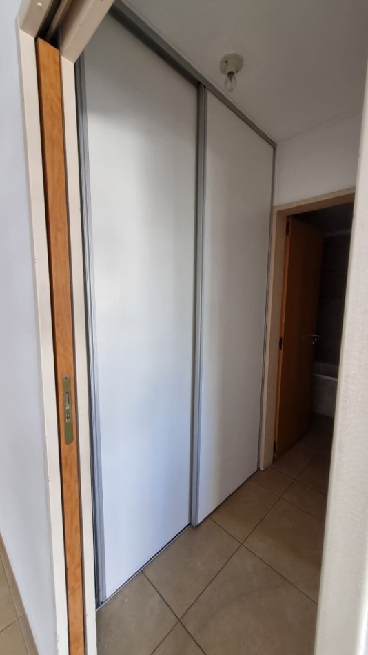 Departamento de 2 amb. con cochera cubierta en Moron Sur