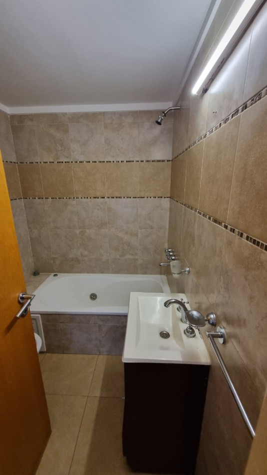 Departamento de 2 amb. con cochera cubierta en Moron Sur