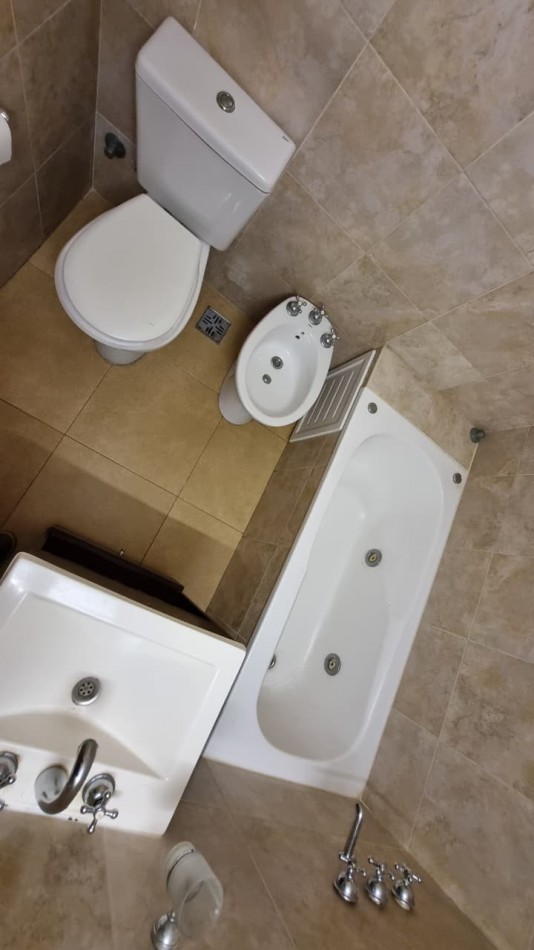 Departamento de 2 amb. con cochera cubierta en Moron Sur