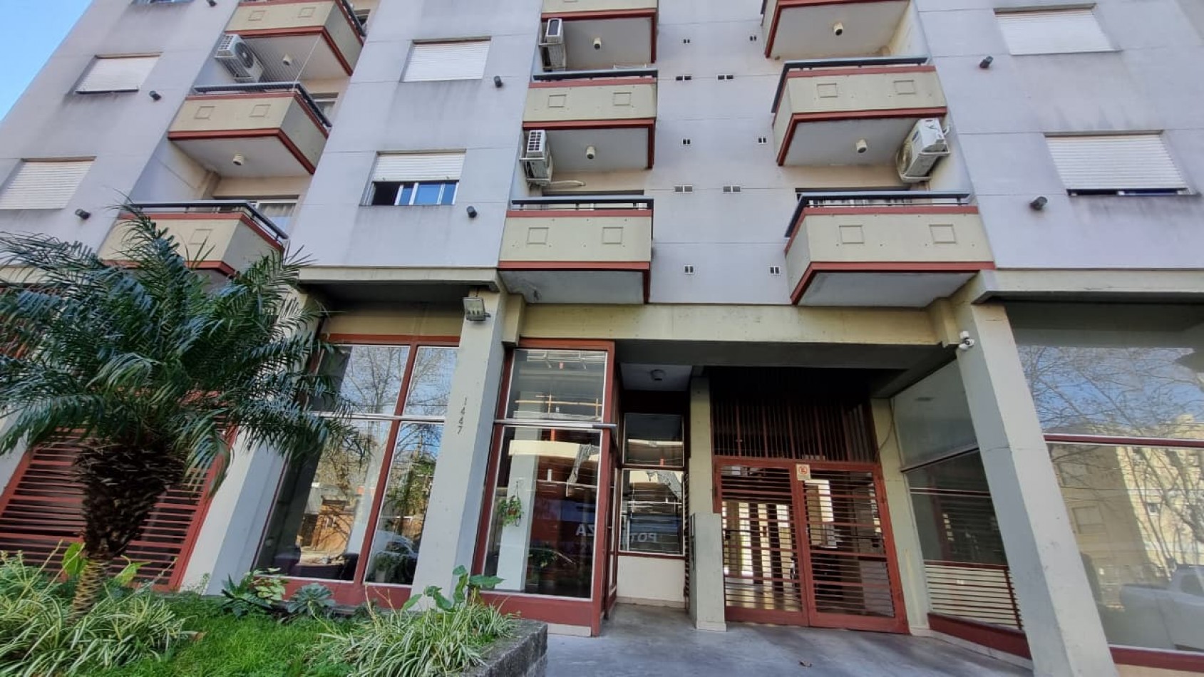Departamento de 2 amb. con cochera cubierta en Moron Sur