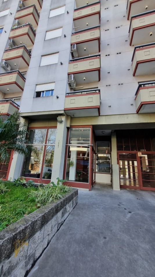 Departamento de 2 amb. con cochera cubierta en Moron Sur