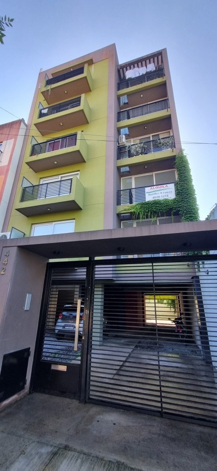 Departamento de 2 ambientes con cochera cubierta