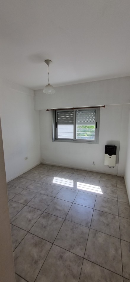 Departamento de 2 amb. con patio, cochera cubierta y baulera en Castelar Sur