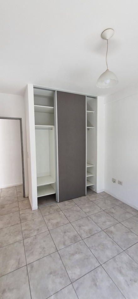 Departamento de 2 amb. con patio, cochera cubierta y baulera en Castelar Sur