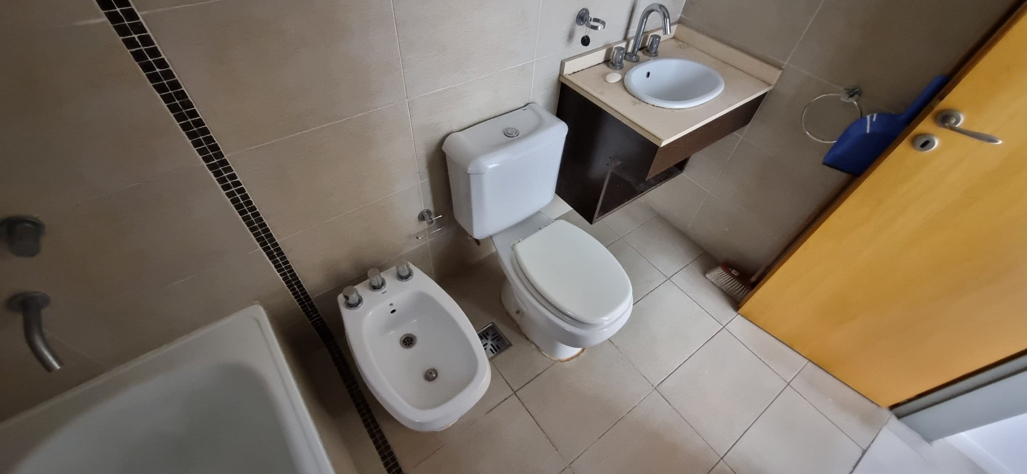 Departamento de 2 amb. con patio, cochera cubierta y baulera en Castelar Sur