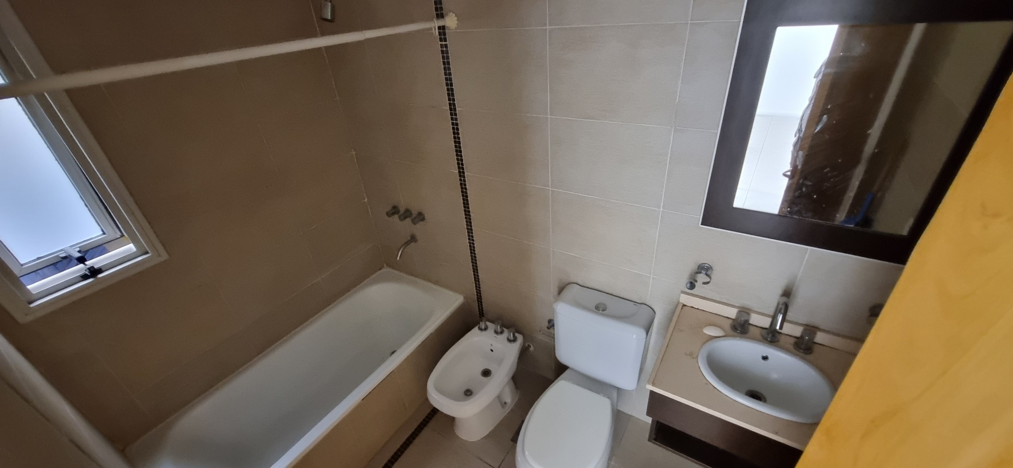 Departamento de 2 amb. con patio, cochera cubierta y baulera en Castelar Sur