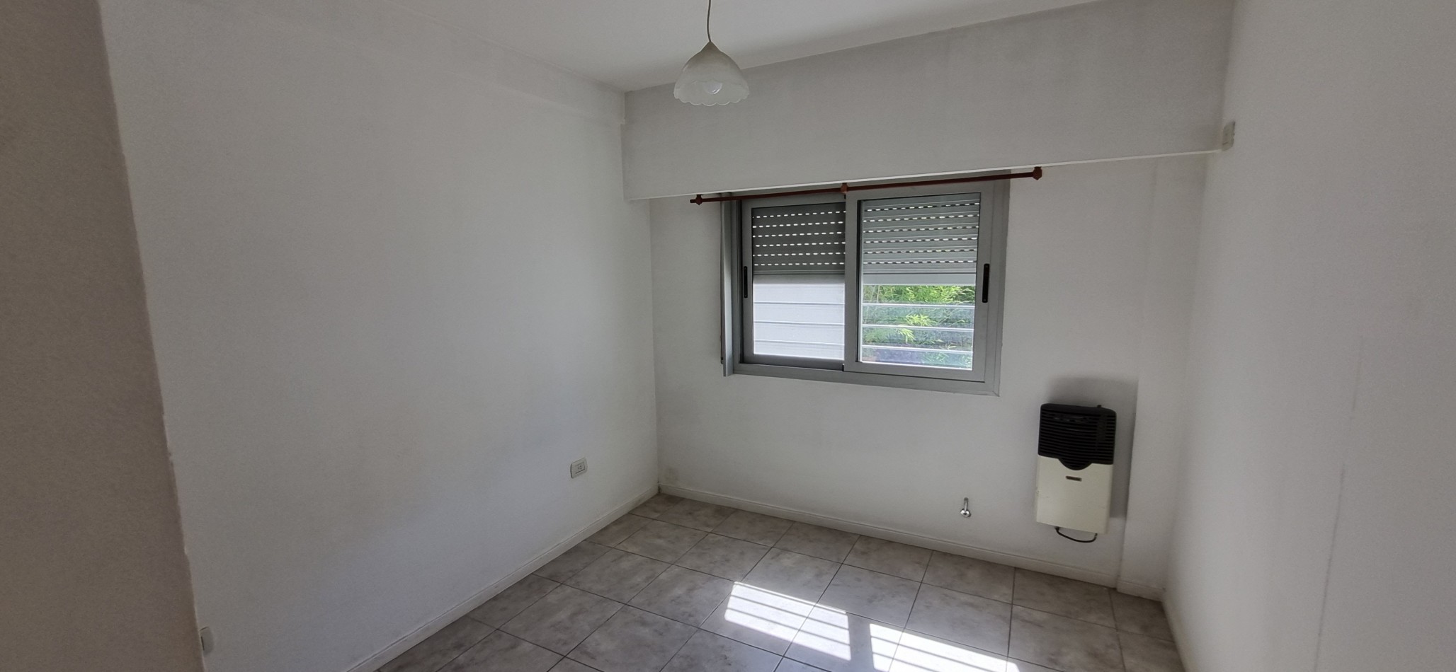 Departamento de 2 amb. con patio, cochera cubierta y baulera en Castelar Sur