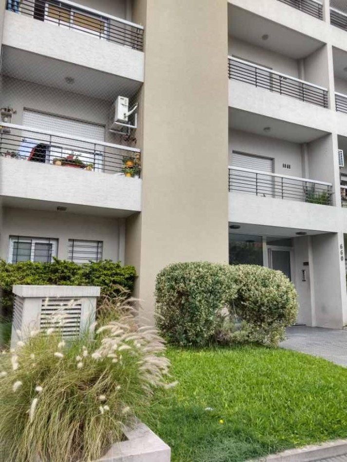 Departamento de 2 amb. con patio, cochera cubierta y baulera en Castelar Sur