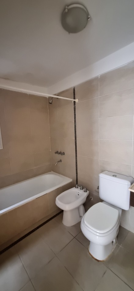 Departamento de 2 amb. con patio, cochera cubierta y baulera en Castelar Sur