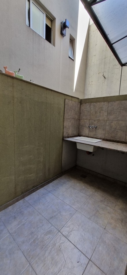 Departamento de 2 amb. con patio, cochera cubierta y baulera en Castelar Sur