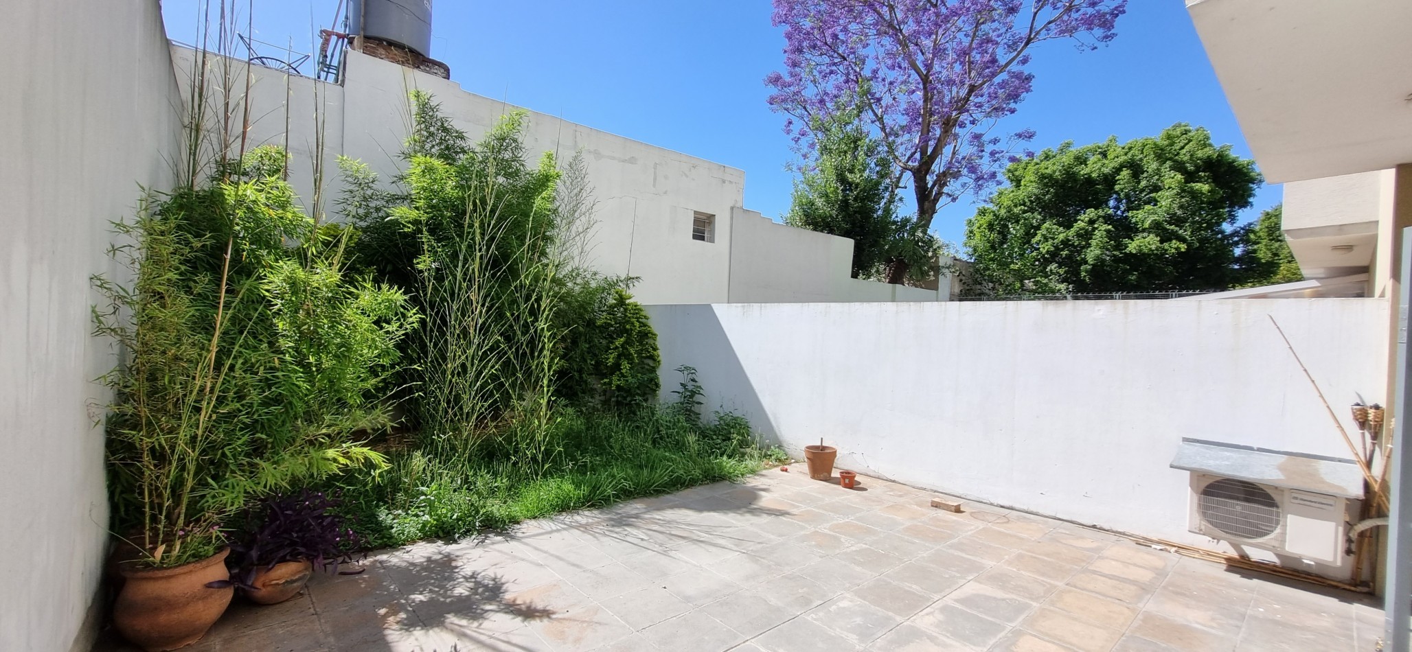 Departamento de 2 amb. con patio, cochera cubierta y baulera en Castelar Sur