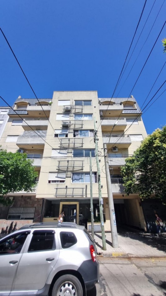 Departamento de 2 amb. con cochera descubierta en Moron Sur