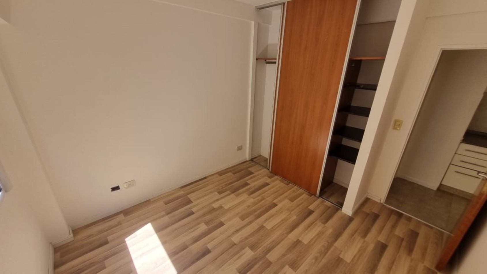 Departamento de 2 amb. con cochera descubierta en Moron Sur