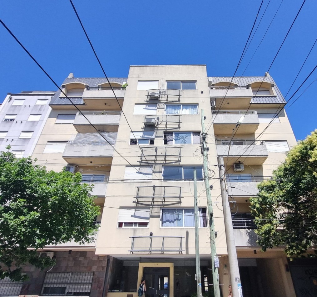 Departamento de 2 amb. con cochera descubierta en Moron Sur