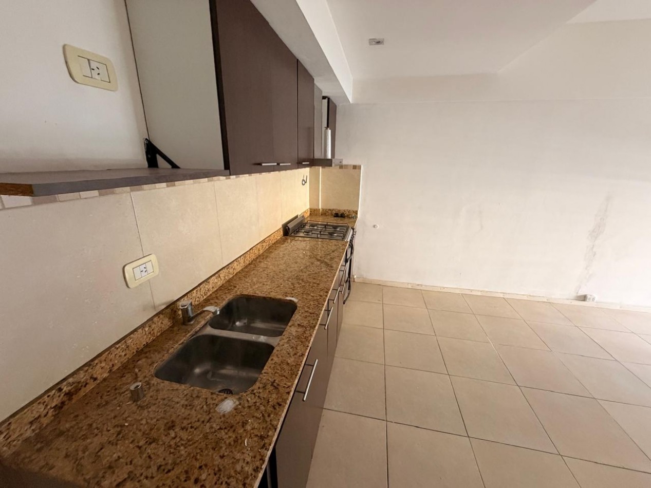 Departamento de 2 ambientes con cochera descubierta en Castelar Sur