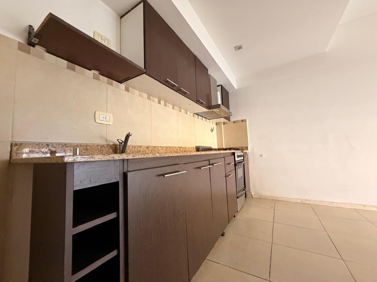 Departamento de 2 ambientes con cochera descubierta en Castelar Sur