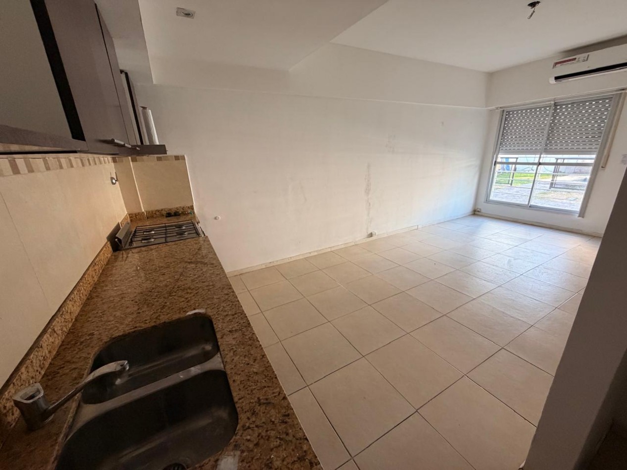 Departamento de 2 ambientes con cochera descubierta en Castelar Sur