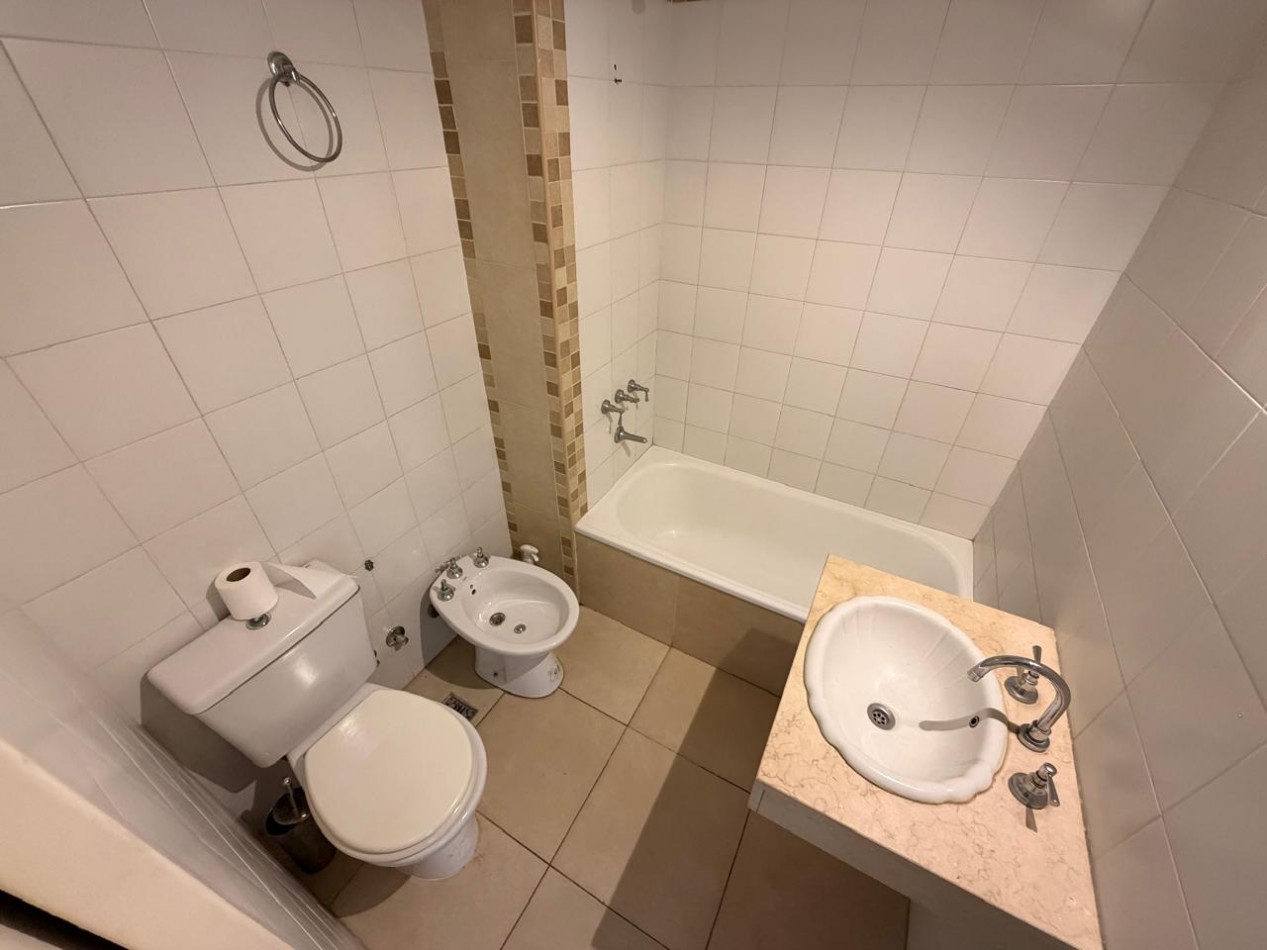 Departamento de 2 ambientes con cochera descubierta en Castelar Sur