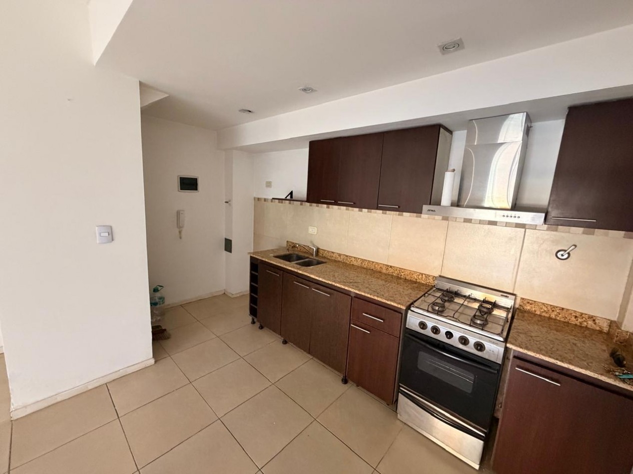 Departamento de 2 ambientes con cochera descubierta en Castelar Sur