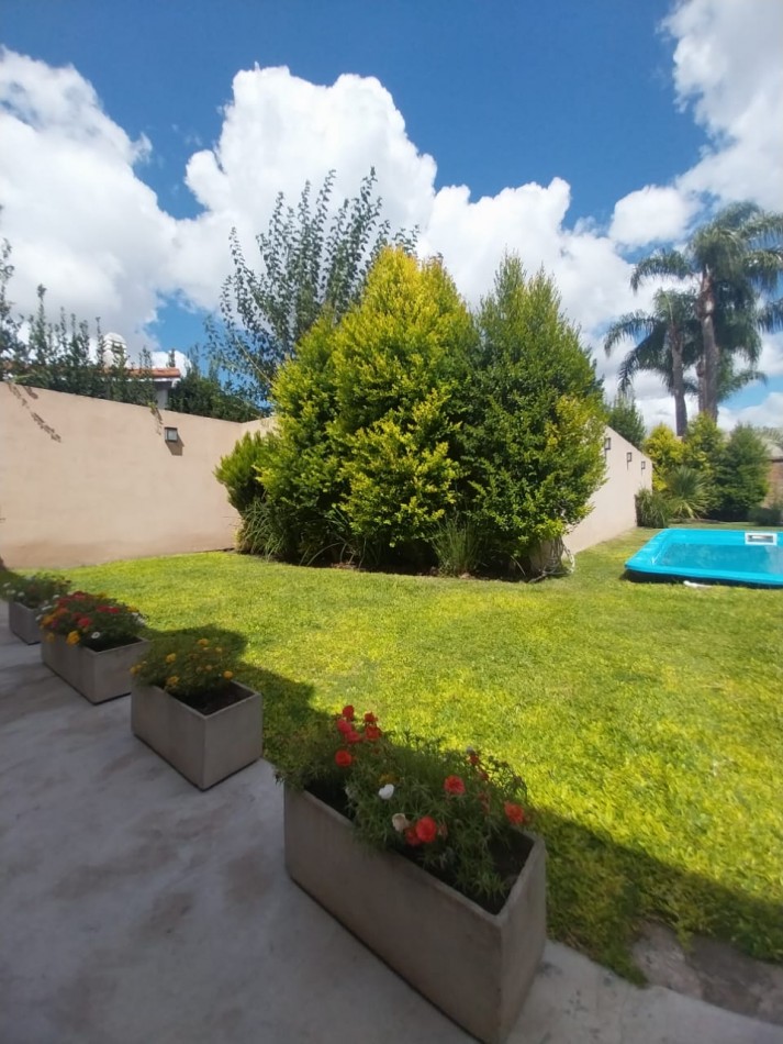 Casa reciclada con pileta, parrilla y cochera cubierta | Ituzaingo Norte 