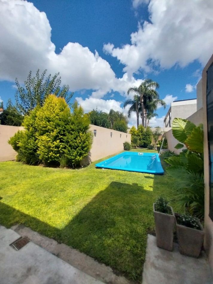 Casa reciclada con pileta, parrilla y cochera cubierta | Ituzaingo Norte 