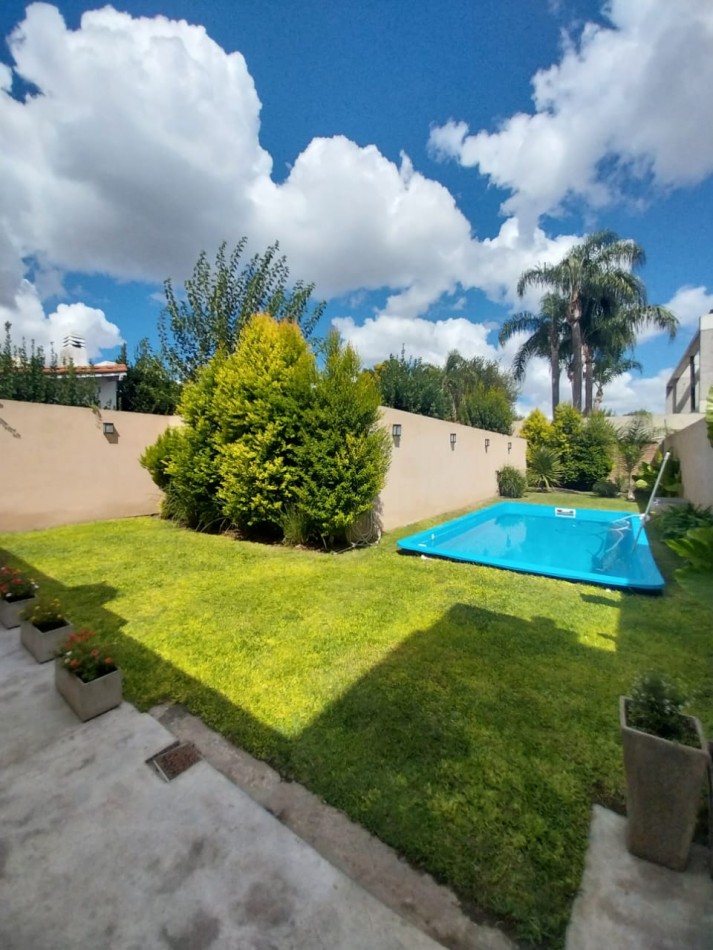 Casa reciclada con pileta, parrilla y cochera cubierta | Ituzaingo Norte 