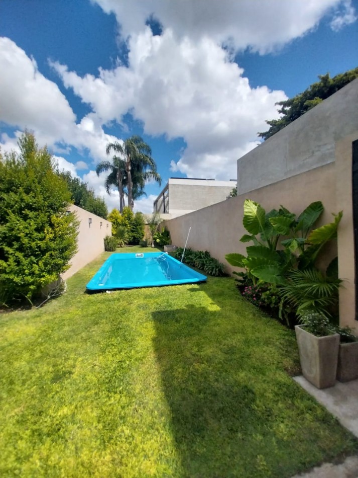 Casa reciclada con pileta, parrilla y cochera cubierta | Ituzaingo Norte 