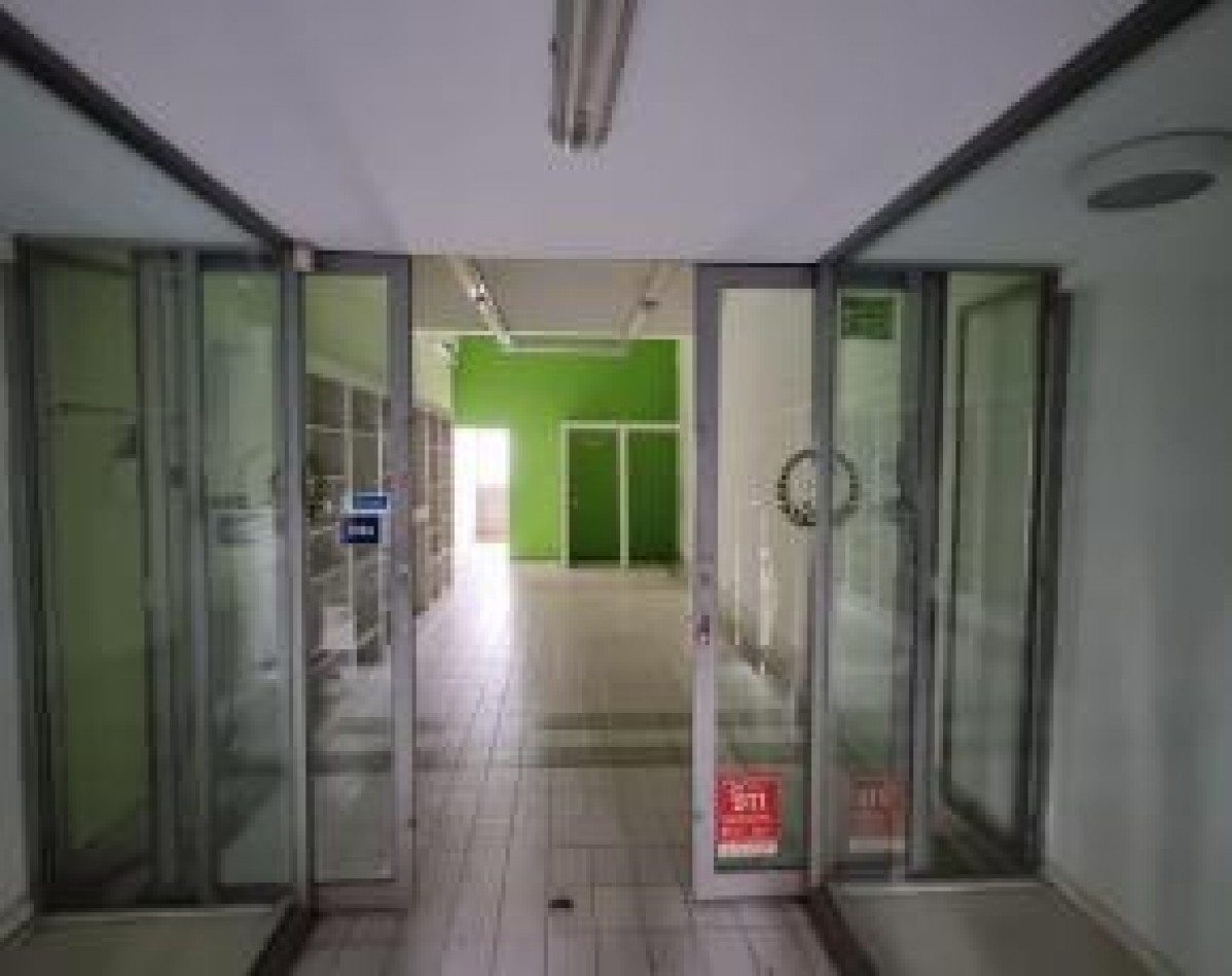 Venta de local a la calle en excelente ubicacion de Castelar Sur