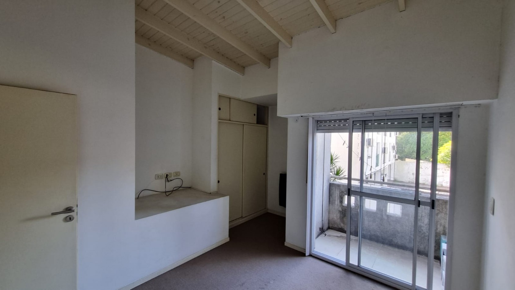 Departamento de 2 amb con cochera descubierta en Castelar Sur