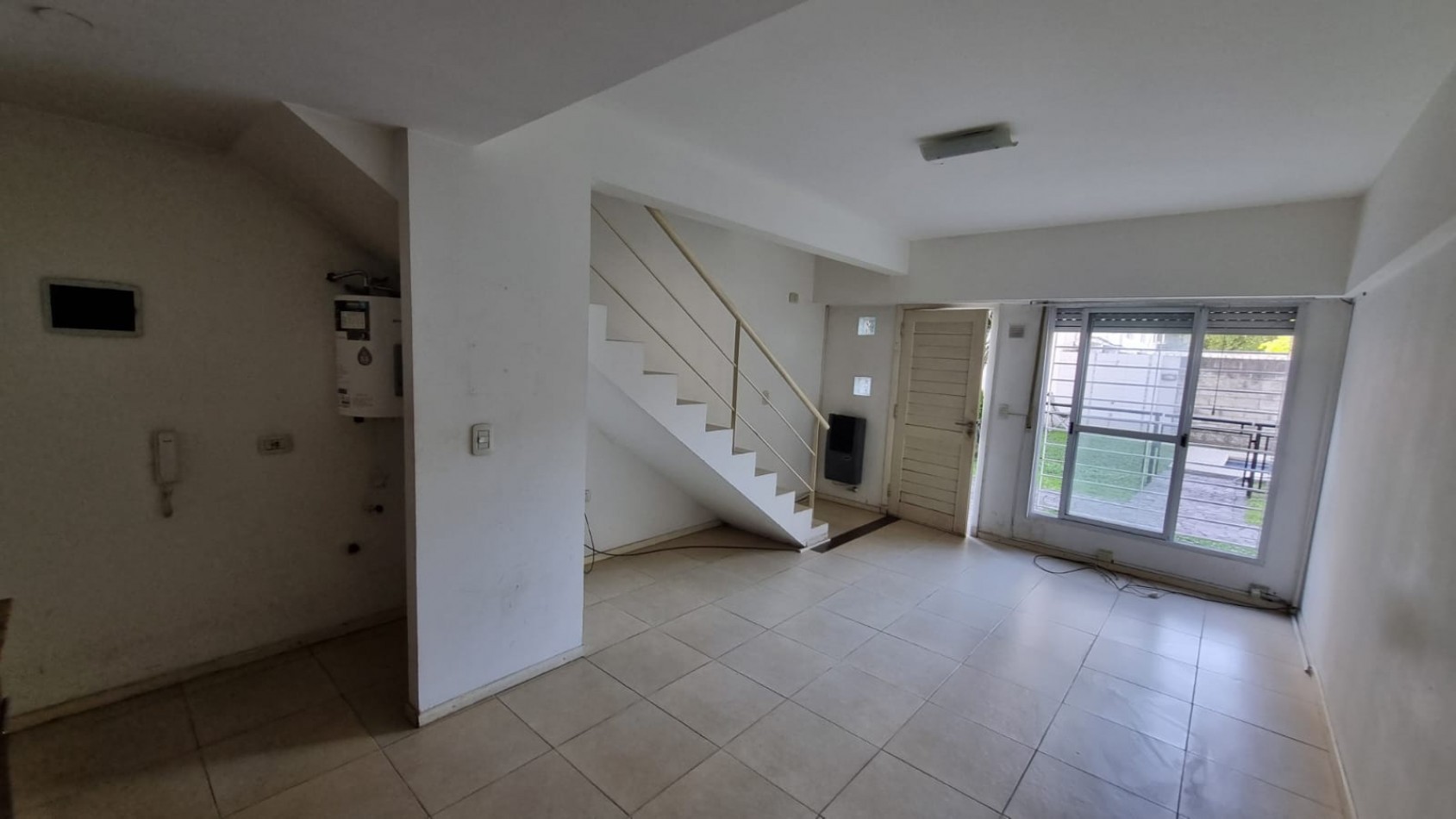 Departamento de 2 amb con cochera descubierta en Castelar Sur