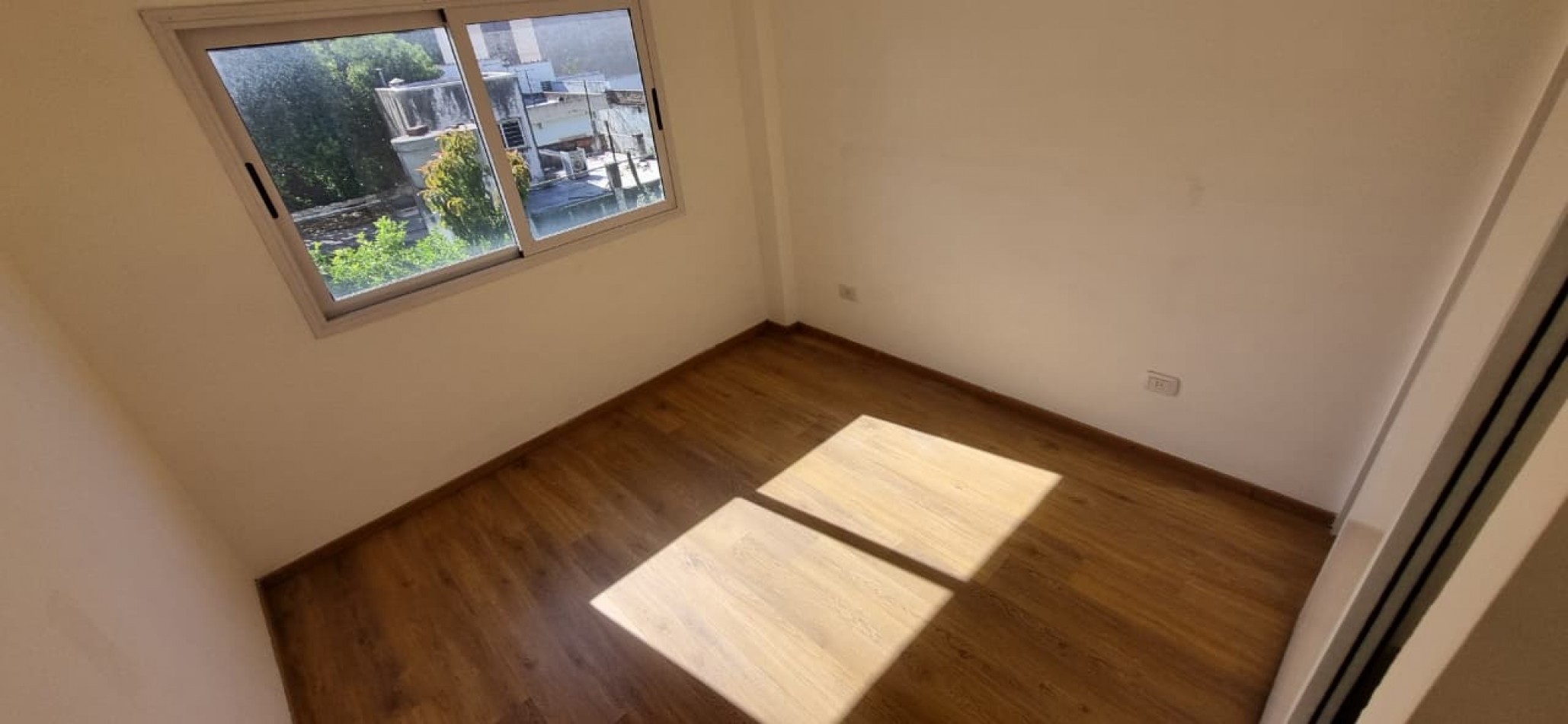 Departamento de 2 amb. con cochera cubierta en Moron Sur