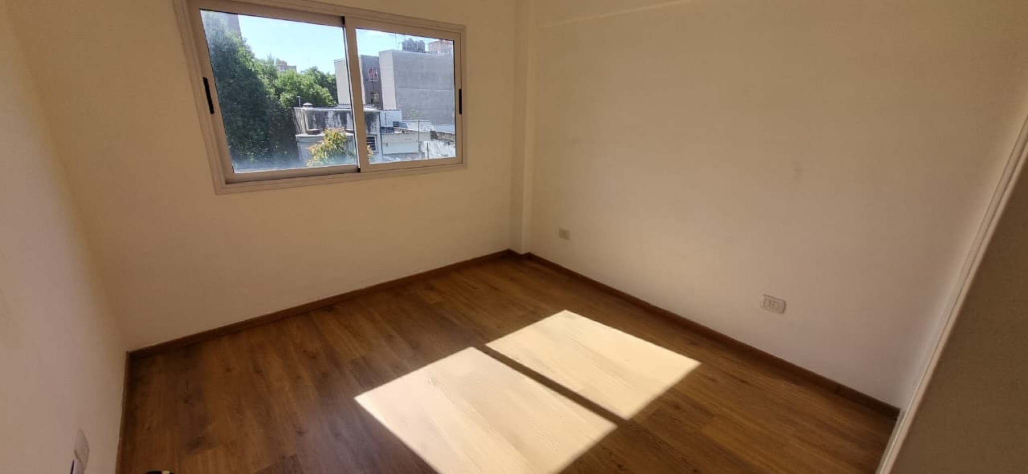 Departamento de 2 amb. con cochera cubierta en Moron Sur