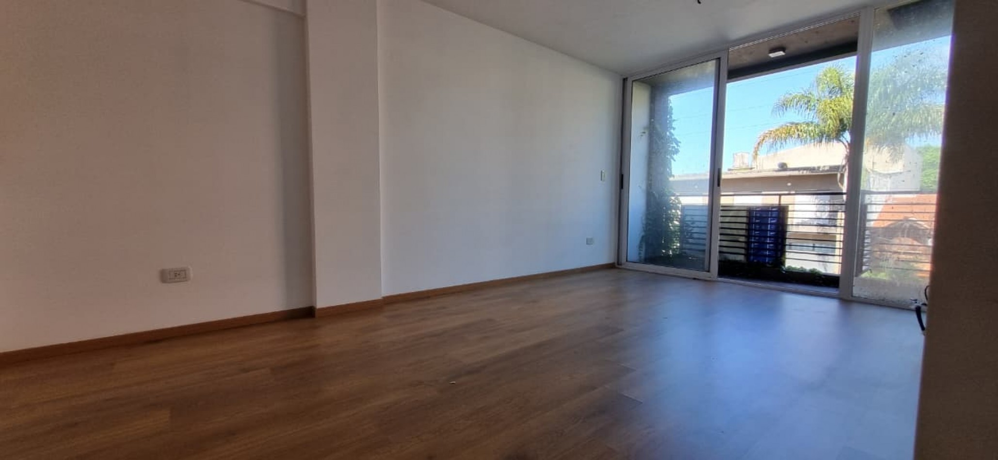 Departamento de 2 amb. con cochera cubierta en Moron Sur