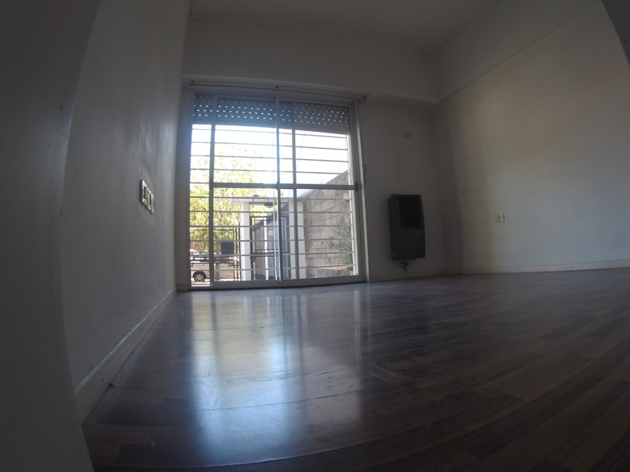 Departamento 2 amb. en planta baja con cochera